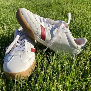 sketcher memory foam sneaker size 10